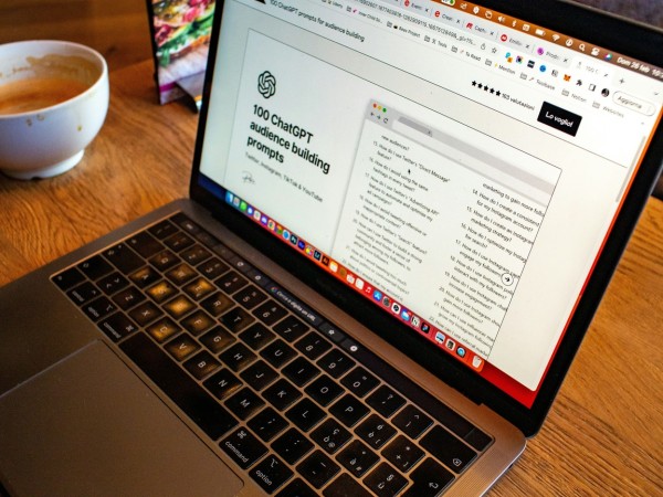 Бесплатные нейросети мировых ИИ-платформ: обзор и сравнение с платными сервисами 2026 года